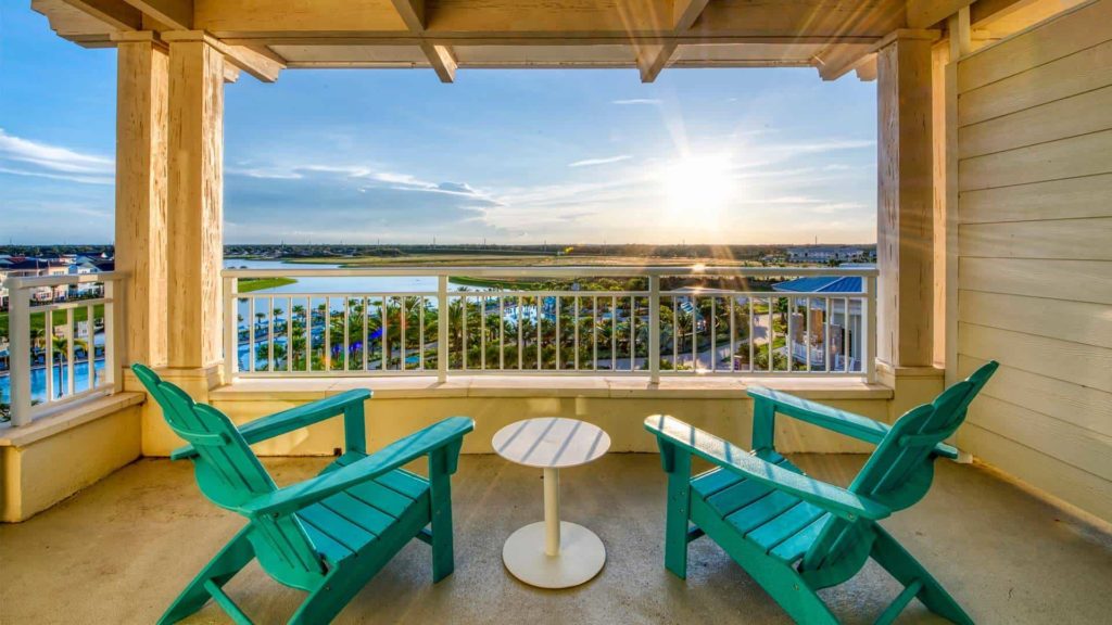 Balcón de la suite Margaritaville Resort Orlando con vista al resort y al lago