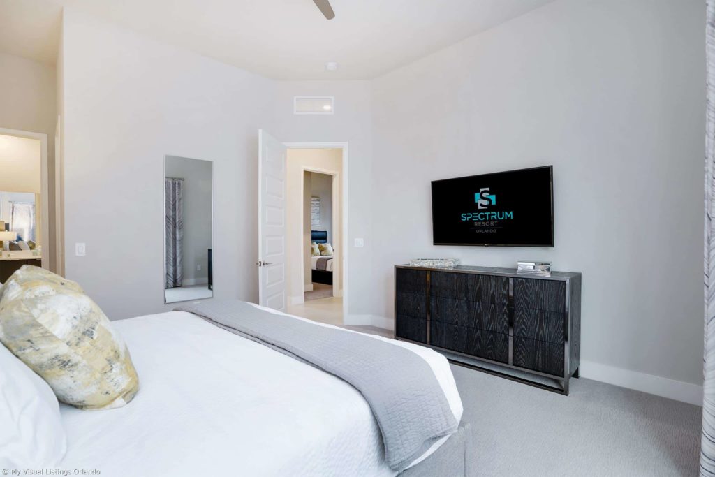Dormitorio en suite amueblado dentro de una casa vacacional en alquiler de Spectrum Resort Orlando.