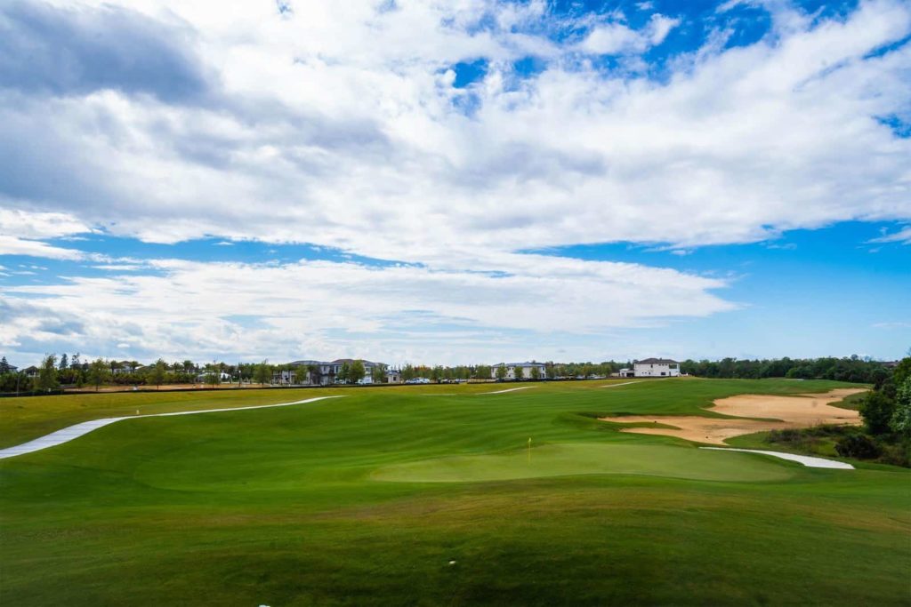 Vista del campo de golf desde la casa club de Bear's Den Resort Orlando.