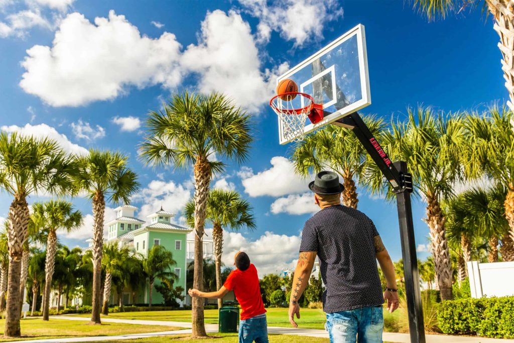 Padre e hijo jugando baloncesto en Encore Resort