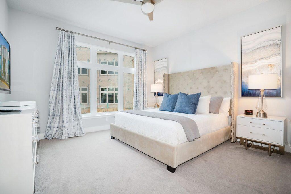 Dormitorio principal amueblado dentro de una casa vacacional en alquiler de Spectrum Resort Orlando.