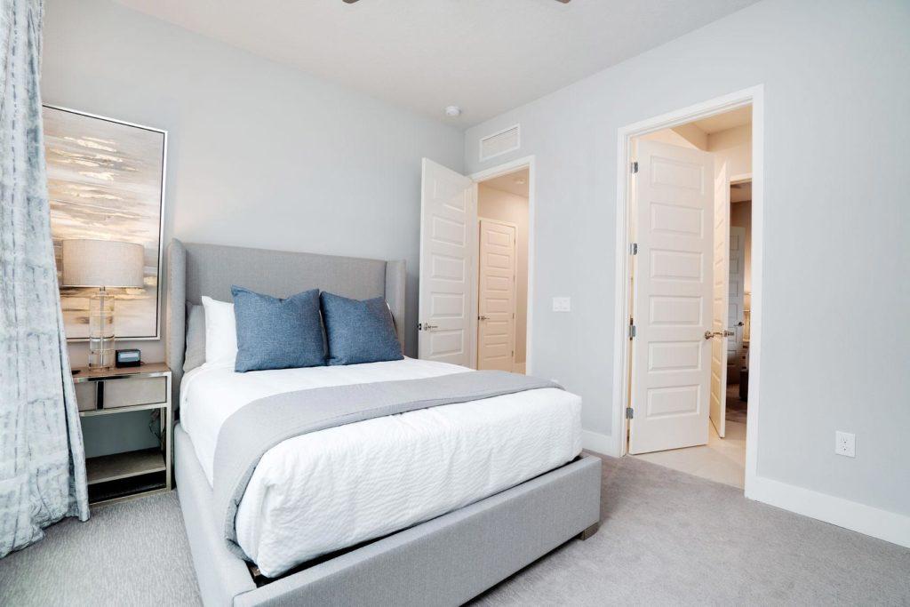 Dormitorio en suite amueblado dentro de una casa vacacional en alquiler de Spectrum Resort Orlando.