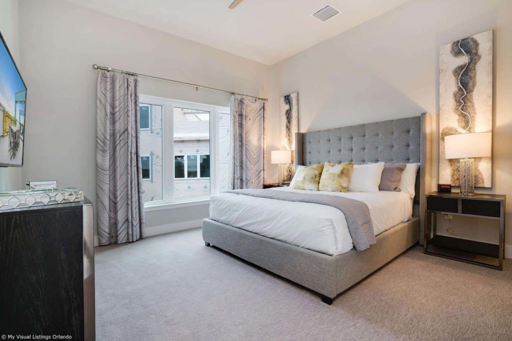 Dormitorio principal amueblado dentro de una casa vacacional en alquiler de Spectrum Resort Orlando.