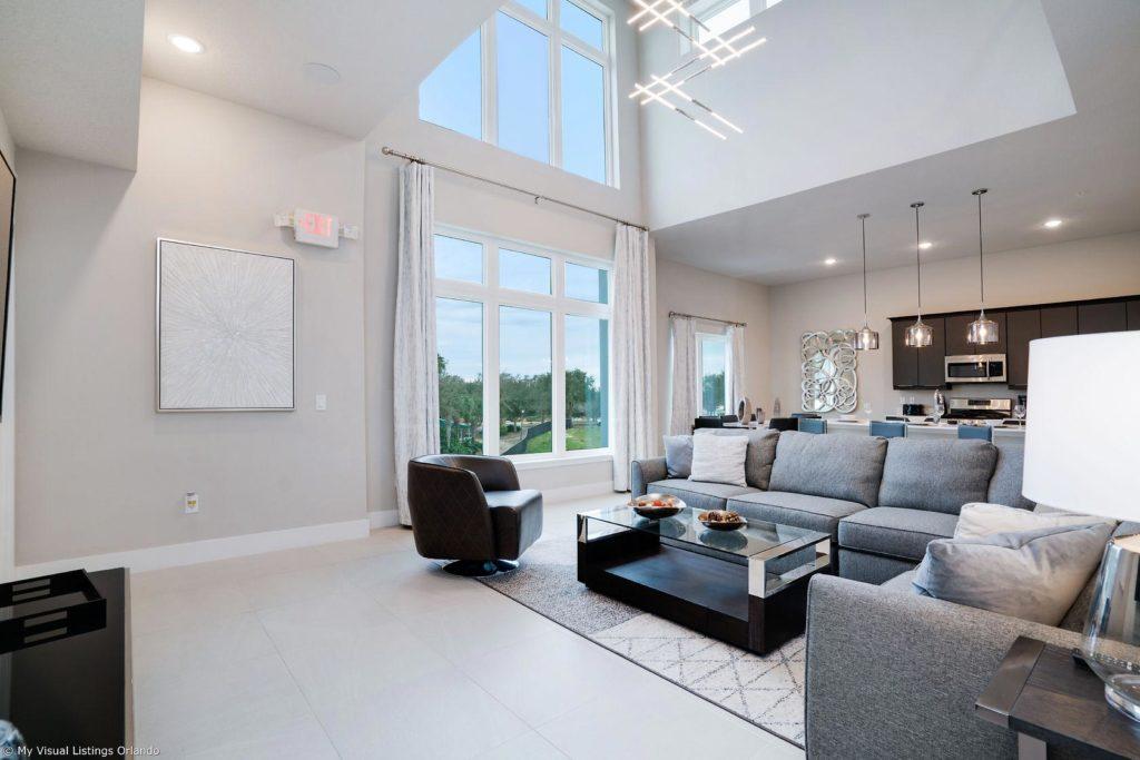 Gran salón amueblado, sala de estar, comedor y cocina combinados, dentro de una casa de vacaciones en alquiler de Spectrum Resort Orlando.
