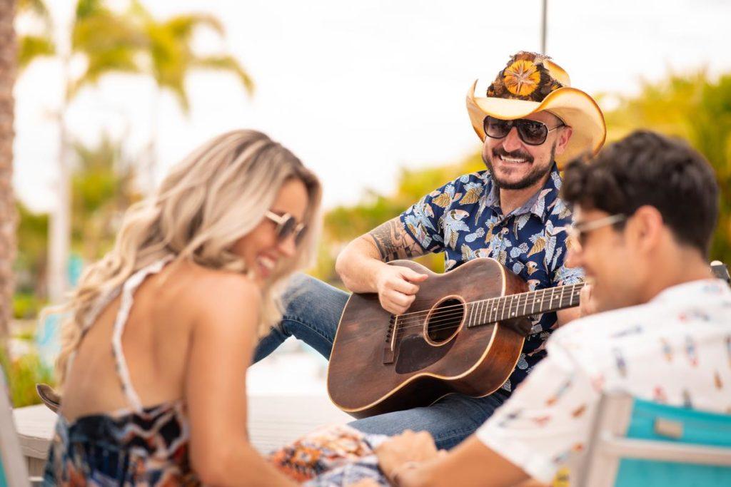 Jason Link spielt seine Gitarre für Gäste im Salty Rim Bar & Grill im Margaritaville Resort Orlando.
