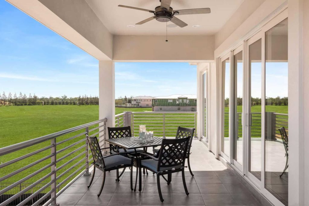 Balcón al aire libre en el segundo piso en una residencia de resort curada por Bear's Den Resort Orlando.