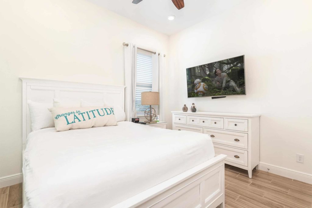 Margaritaville Resort Orlando privates Cottage-Schlafzimmer mit Kingsize-Bett und TV