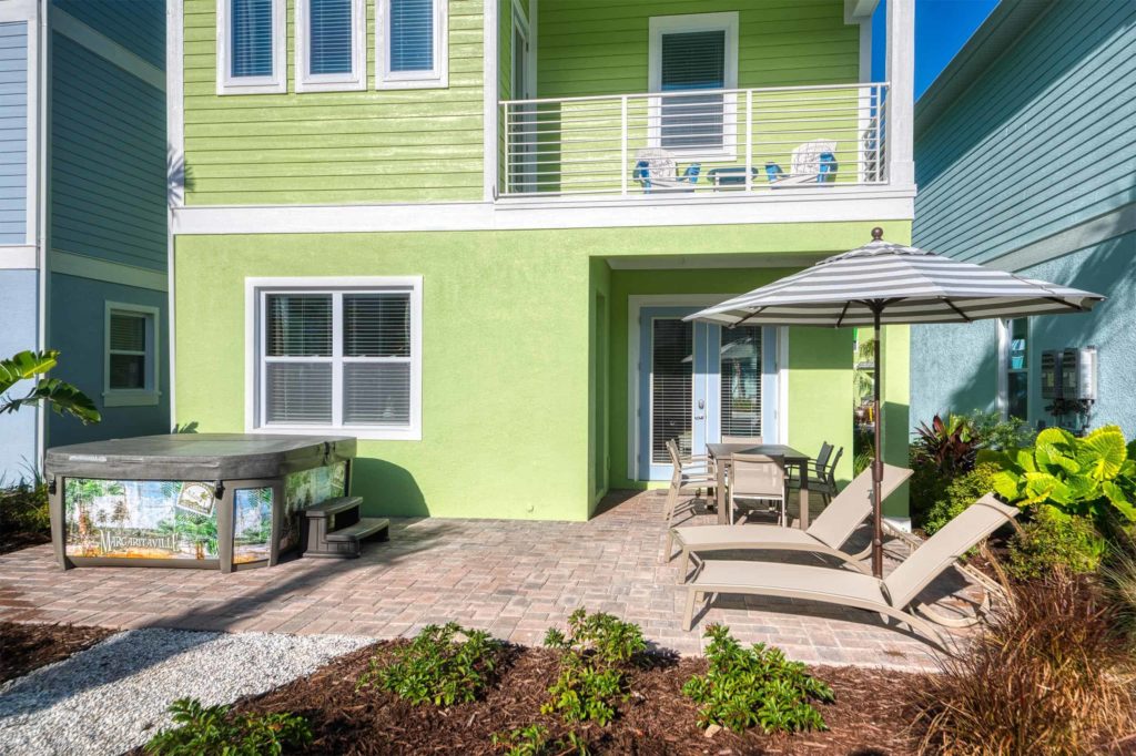Margaritaville Resort Orlando private Cottage-Terrasse mit Sonnenschirm, Liegestühlen und Kühler