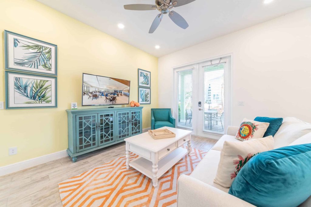 Margaritaville Resort Orlando privates Cottage-Wohnzimmer mit Zugang zum Außenbalkon