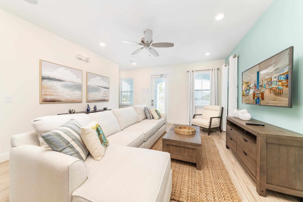 Margaritaville Resort Orlando privates Cottage großes Sofa im Wohnzimmer mit Blick auf den an der Wand montierten Fernseher