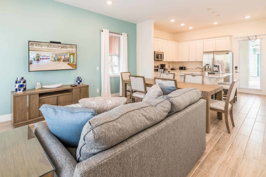 Margaritaville Resort Orlando privates Cottage Schnittsofa im Wohnzimmer mit Blick auf TV und Küche