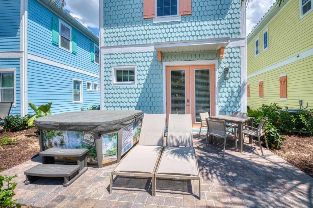 Margaritaville Resort Orlando private Cottage-Terrasse mit Liegestühlen und Kühlbox