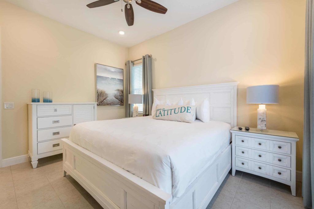 Margaritaville Resort Orlando privates Cottage-Schlafzimmer mit großem Kingsize-Bett und Deckenventilator