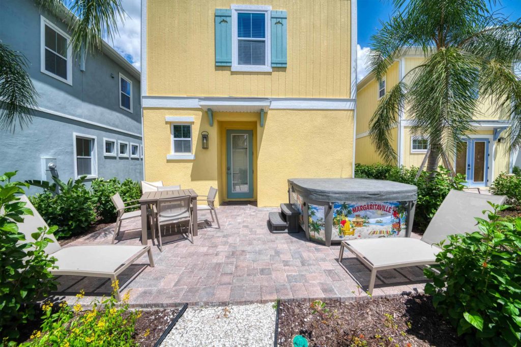 منزل ريفي خاص في Margaritaville Resort Orlando فناء خارجي مع مبرد وكراسي استلقاء للتشمس