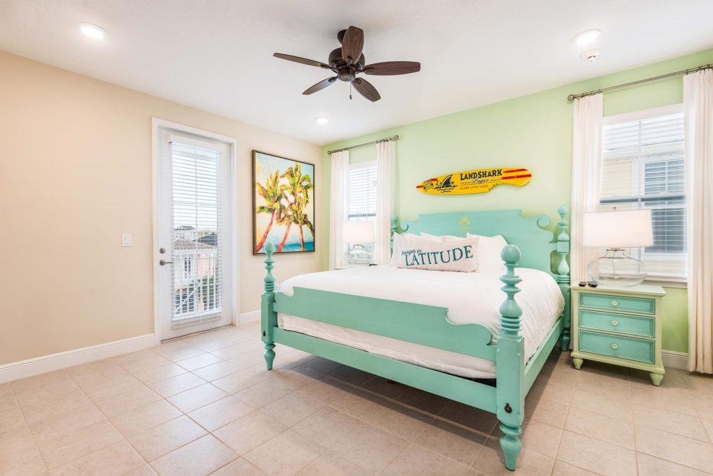 غرفة نوم في Margaritaville Resort Orlando Cottage.