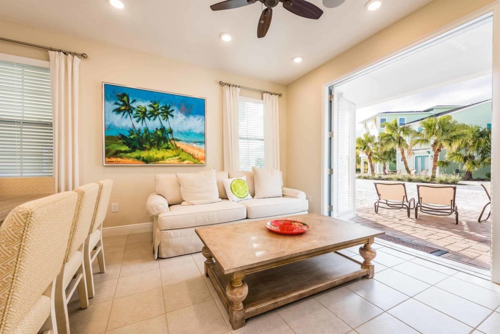 Sala de estar de la cabaña privada de Margaritaville Resort Orlando con acceso al patio al aire libre