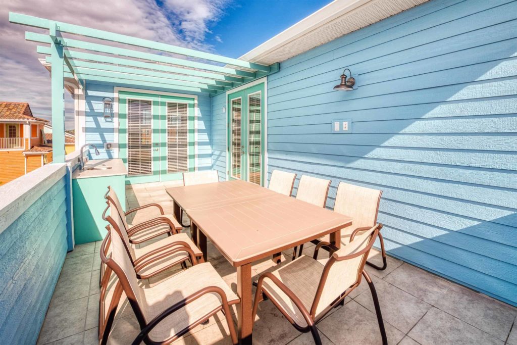 Margaritaville Resort Orlando privater Cottage-Balkon mit Esstisch