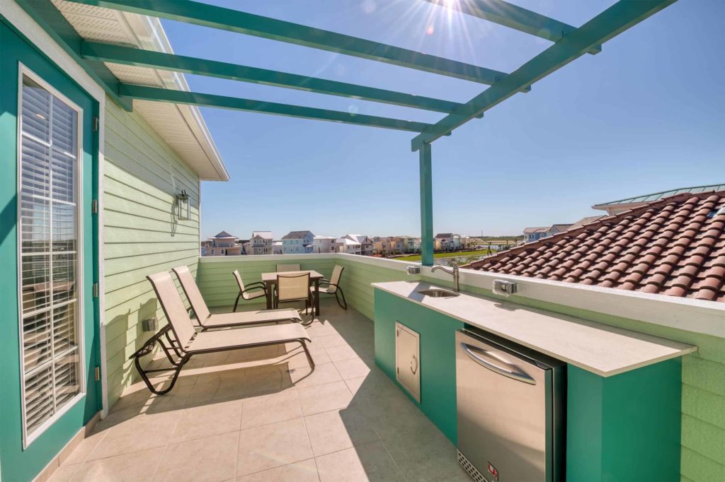 شرفة فسيحة في الهواء الطلق ومطبخ صيفي في منزل ريفي خاص في Margaritaville Resort Orlando