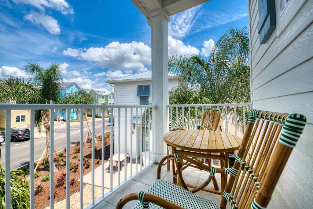 Margaritaville Resort Orlando privates Cottage überdachter Balkon mit Stühlen und Tisch