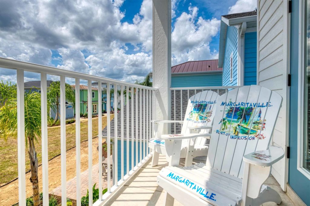 Margaritaville Resort Orlando privates Cottage überdachter Balkon mit Liegestühlen