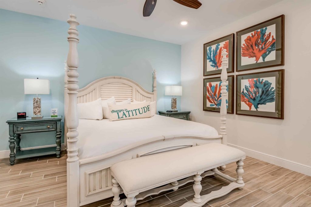 Dormitorio principal de la cabaña privada Margaritaville Resort Orlando con cama King grande