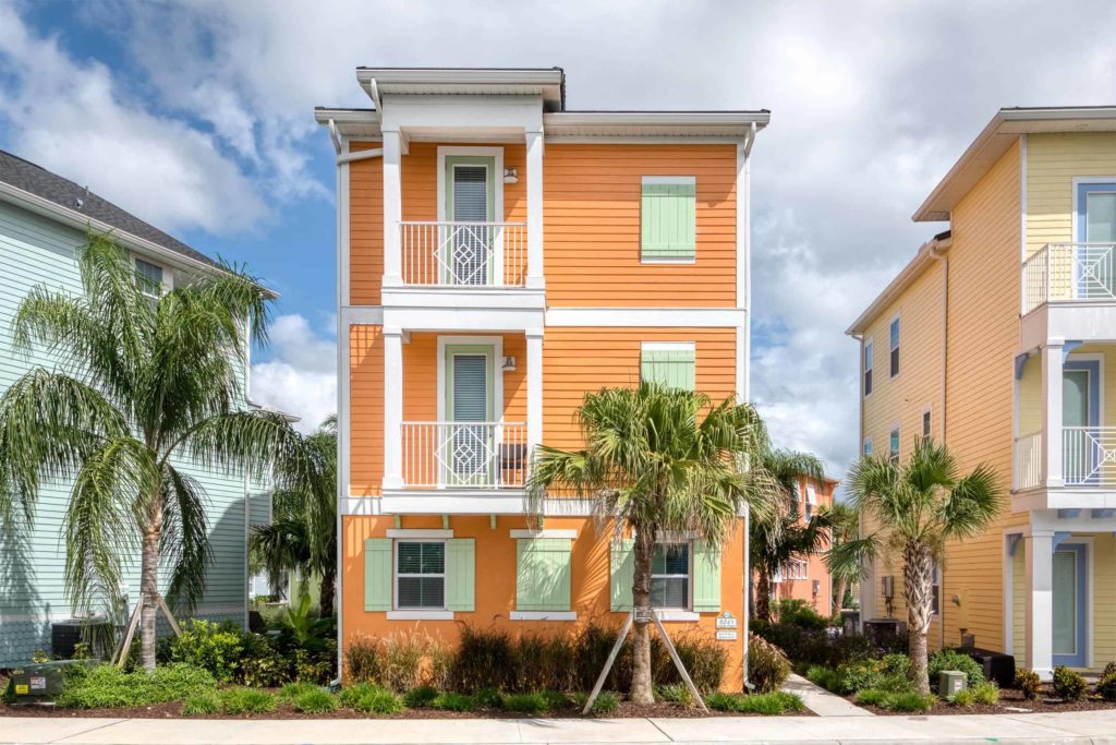 Casa de campo privada Margaritaville Resort Orlando con 3 niveles y balcones dobles