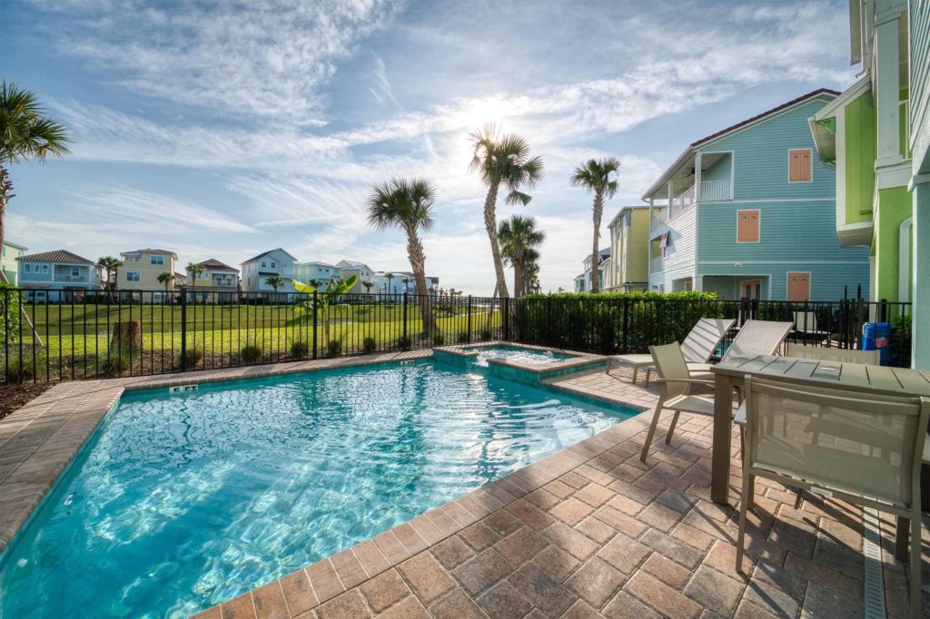 Margaritaville Resort Orlando piscina privada en la cabaña con vista a las cabañas cercanas