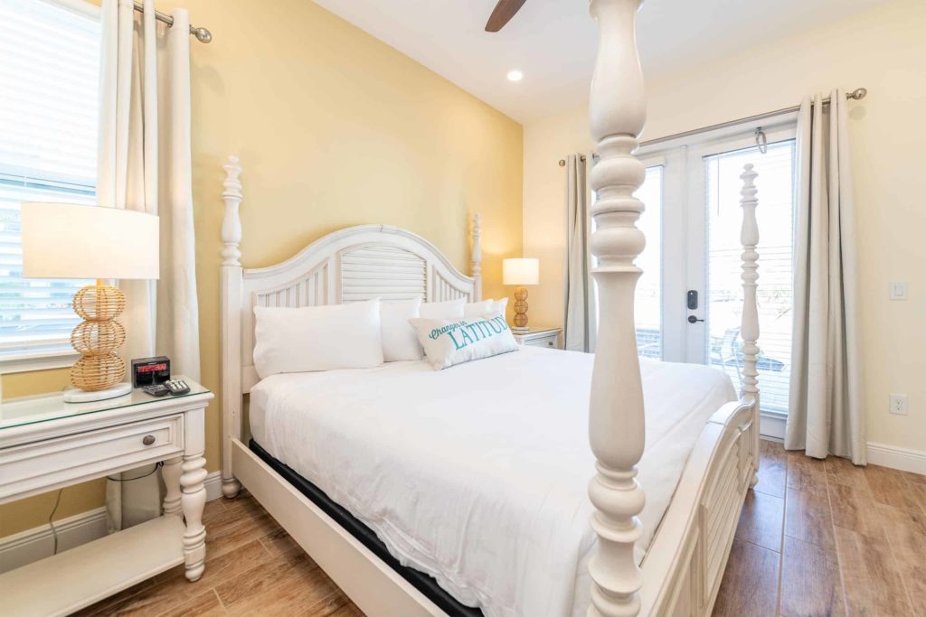 Dormitorio principal de la cabaña privada Margaritaville Resort Orlando con cama tamaño king con dosel