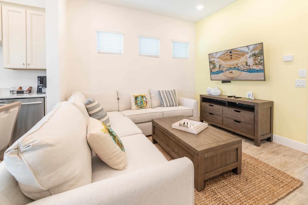 Loft de cabaña privada en Margaritaville Resort Orlando con sofá seccional, mesa de café y TV