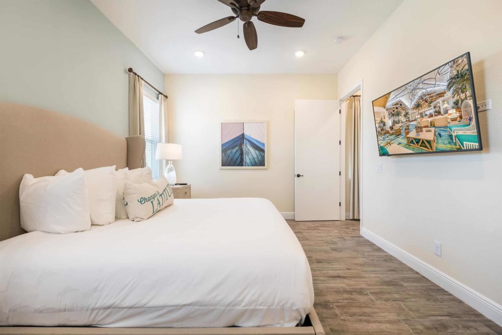 Margaritaville Resort Orlando privates Cottage, geräumiges Schlafzimmer mit Kingsize-Bett und TV