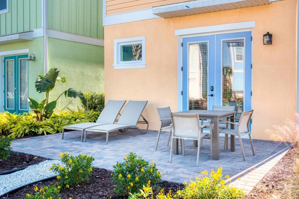 Patio al aire libre de la cabaña privada de Margaritaville Resort Orlando con mesa y tumbonas