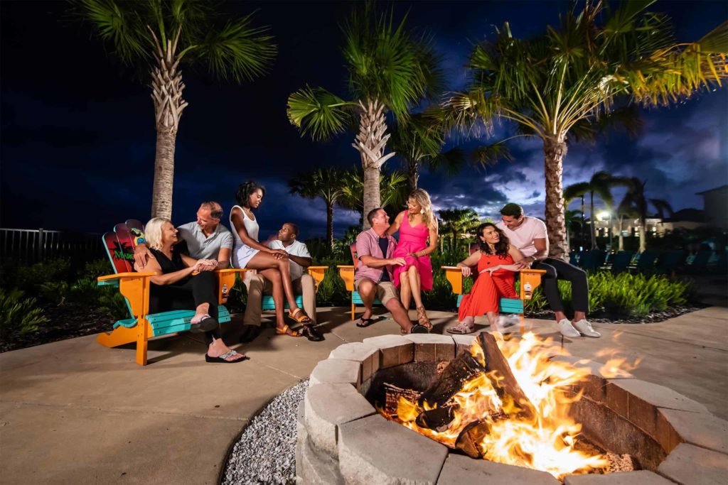 Paare um eine Feuerstelle nachts im Margaritaville Resort Orlando