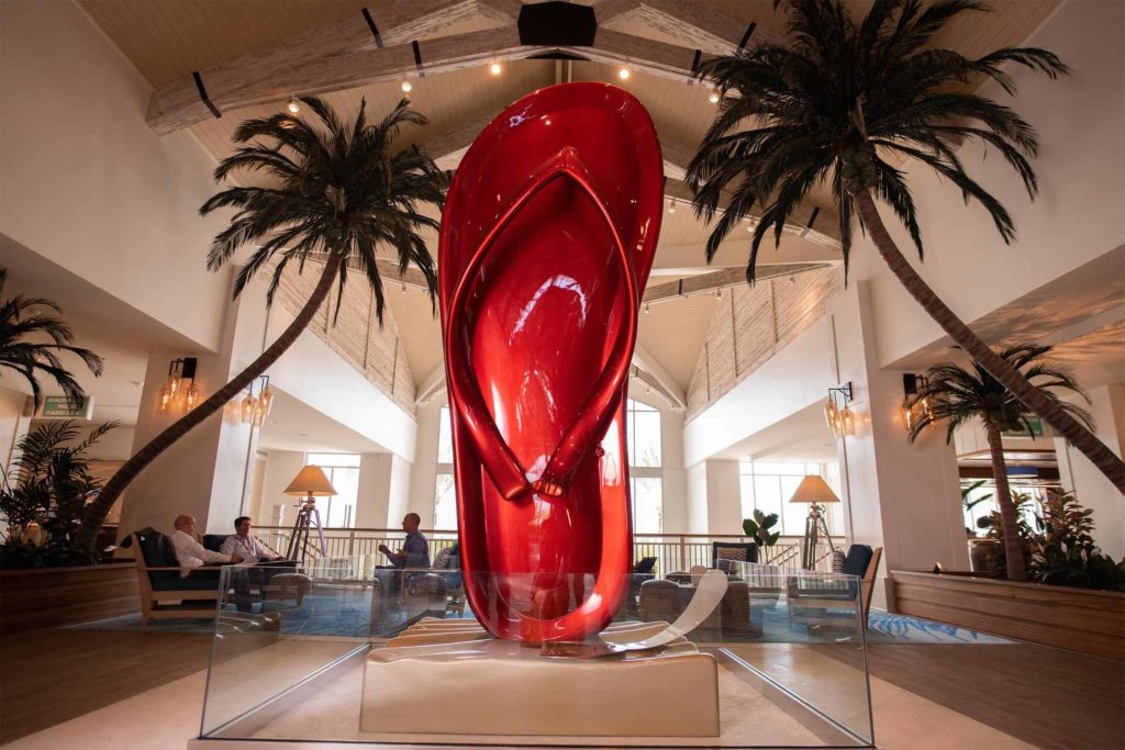 Escultura gigante de chanclas en el vestíbulo del hotel Margaritaville Resort Orlando.