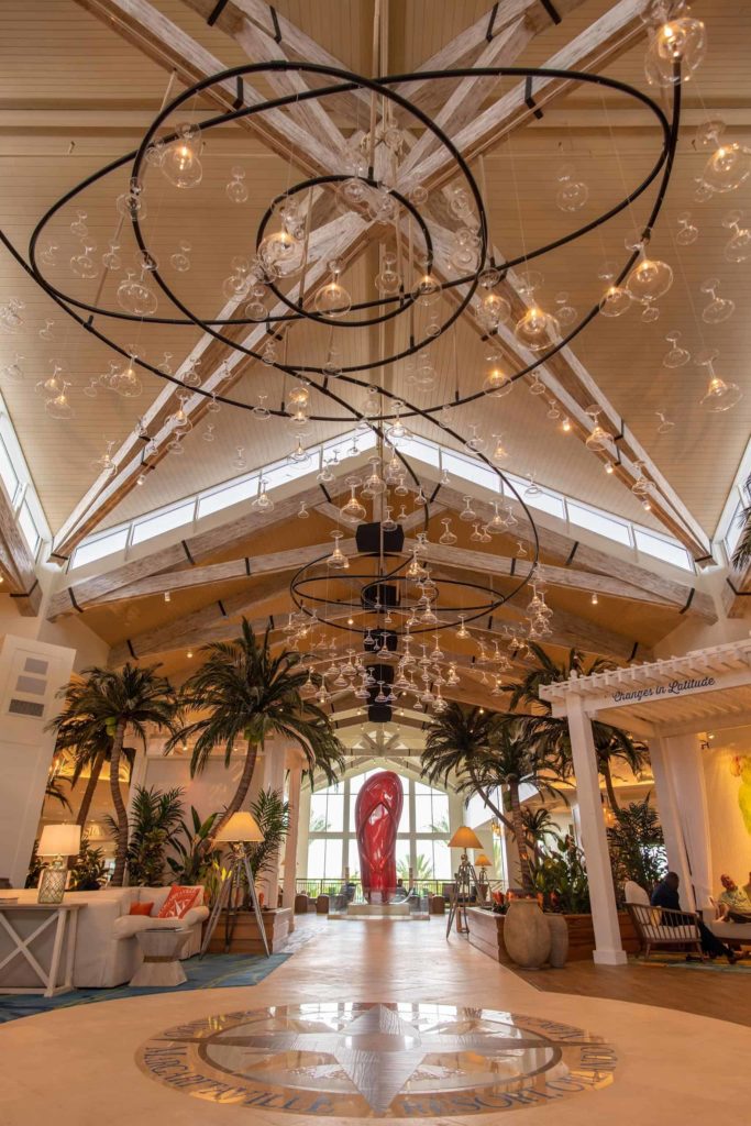 Vestíbulo de Margaritaville Resort Orlando con escultura gigante Flip Flop