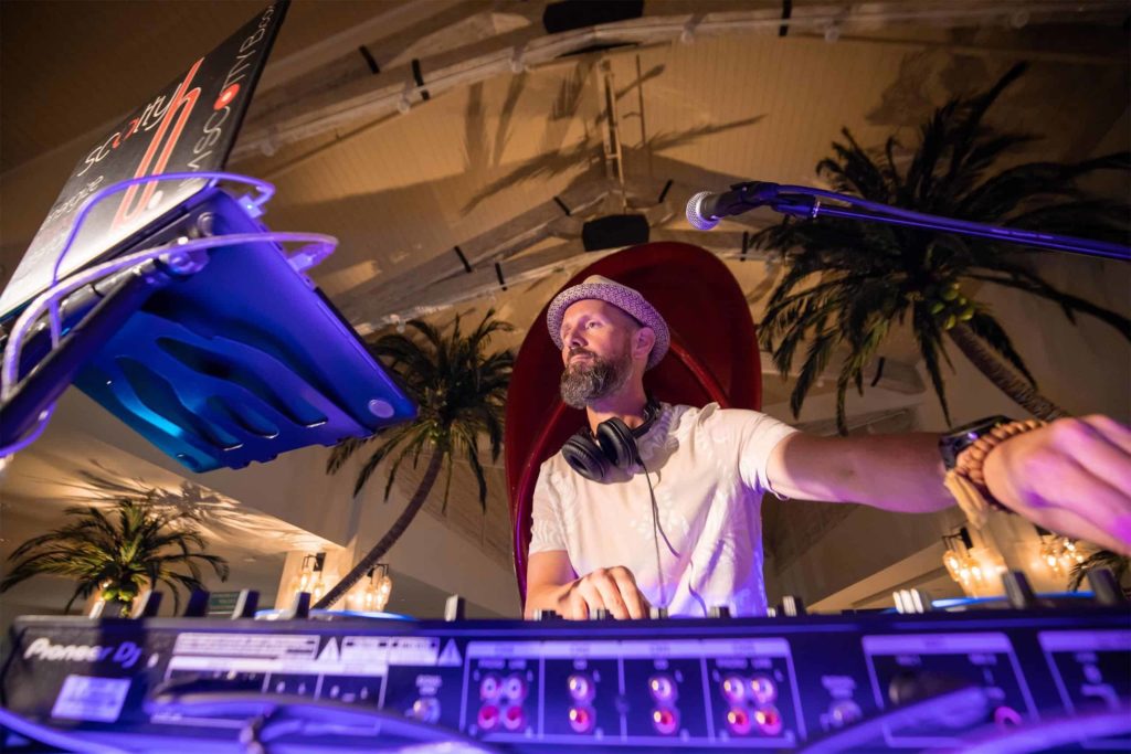 DJ en vivo actuando en Margaritaville Resort Orlando.