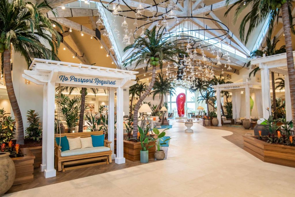 Vestíbulo de Margaritaville Resort Orlando con decoraciones tropicales