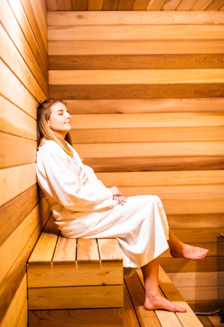 Mujer en la sala de sauna Margaritaville Resort Orlando St. Somewhere Spa
