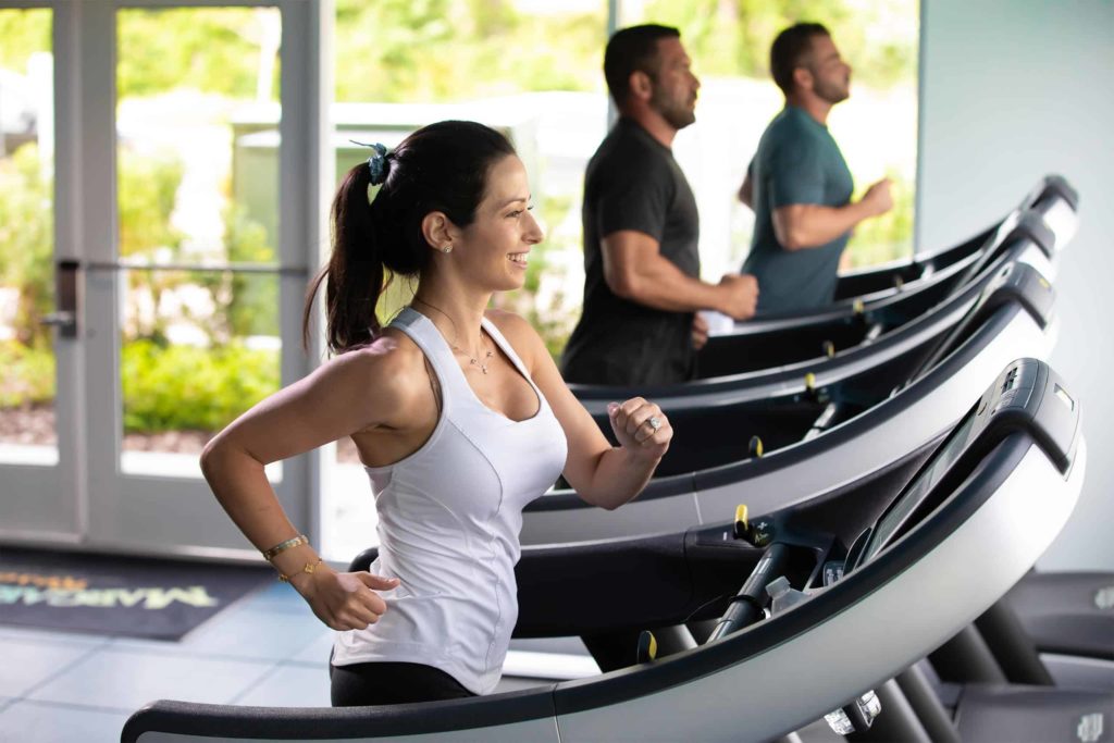 Margaritaville Resort Orlando Fins Up Fitness Centre مع أشخاص يمارسون التمارين الرياضية