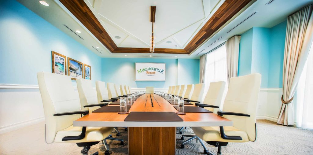 Mesa de reuniones con forma de tabla de surf en el espacio para reuniones de Margaritaville Resort Orlando