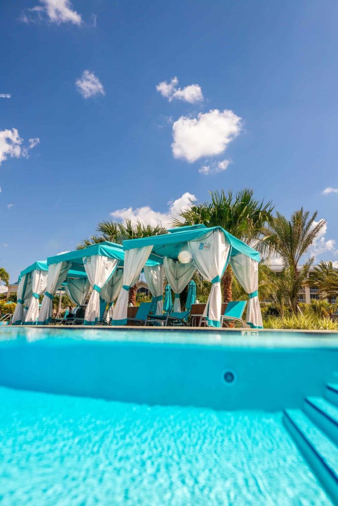 Private Cabanas am Pool des Margaritaville Resort Orlando