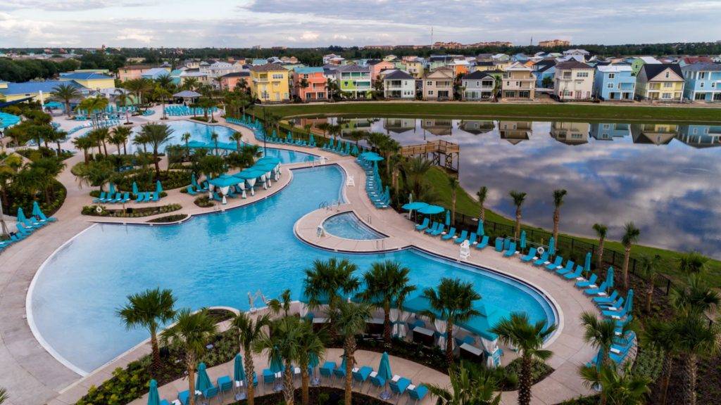 Luftaufnahme des Pools und der Cottages des Margaritaville Resort Orlando.