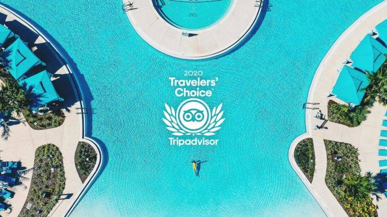 Logotipo del premio Travelers' Choice de Tripadvisor 2020 sobre una vista aérea de la piscina del Margaritaville Resort Orlando.