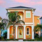 أمام كوخ من طابقين مطلي باللون البرتقالي في Margaritaville Resort Orlando.