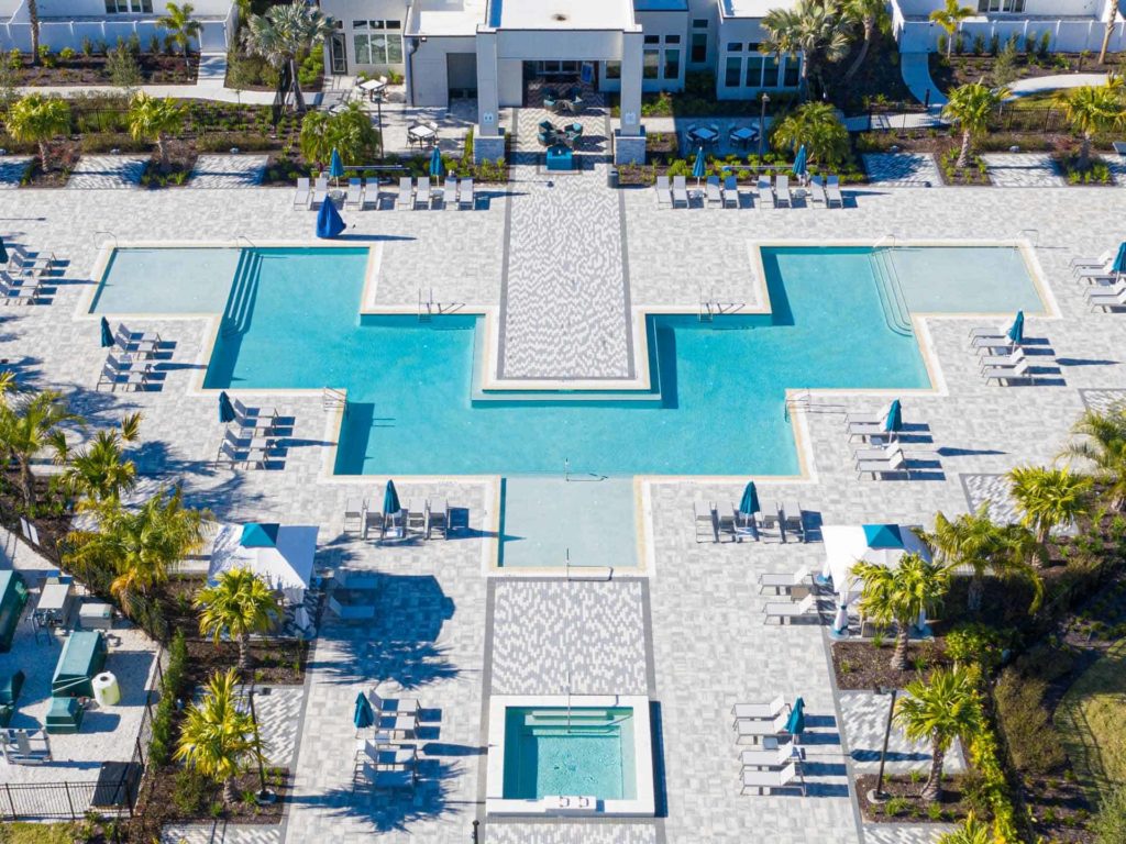 Vista aérea de la piscina de la casa club de Spectrum Resort Orlando.