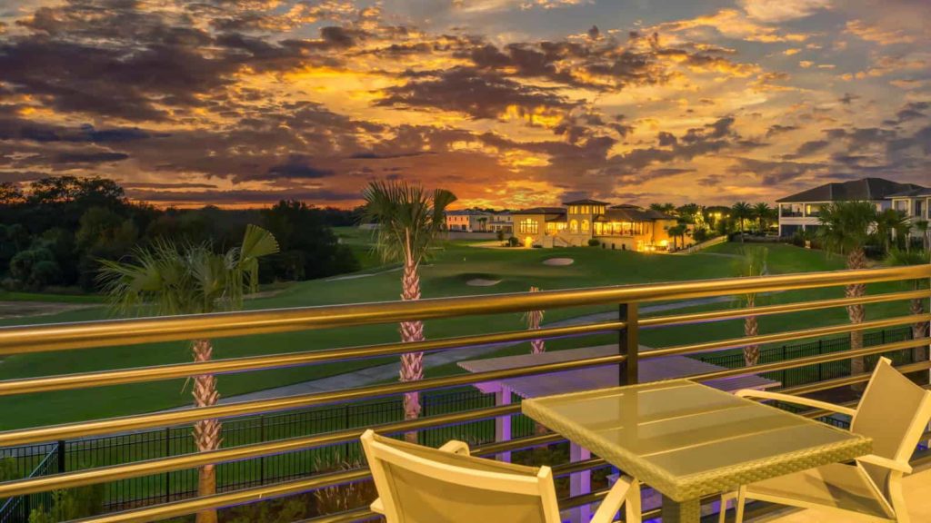 Bear's Den Resort Orlando casa de vacaciones vista desde el balcón de la casa club de Jack Nicklaus y campos de golf al atardecer.