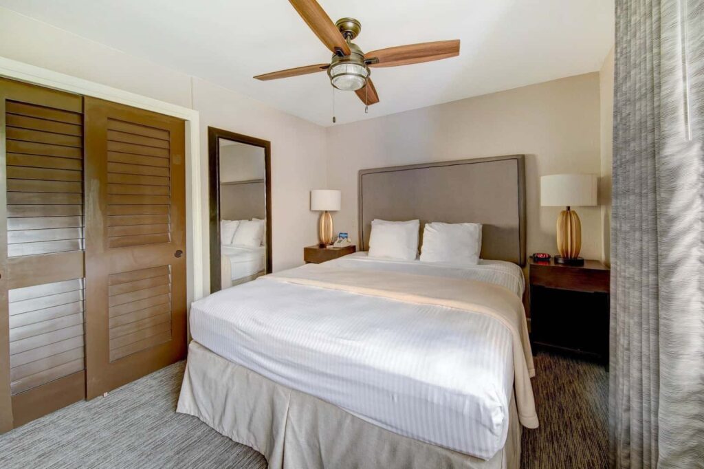 Dormitorio en suite de lujo con armario en Pono Kai Resort
