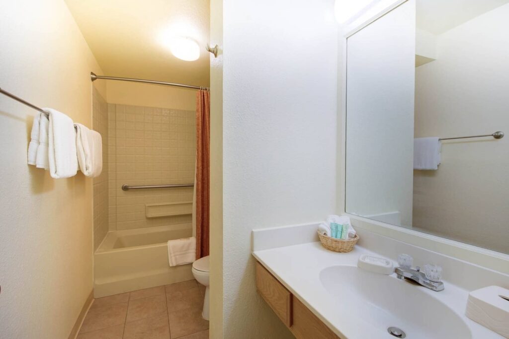 Baño completo con combinación de bañera/ducha en una unidad de 2 habitaciones Pono Kai Resort