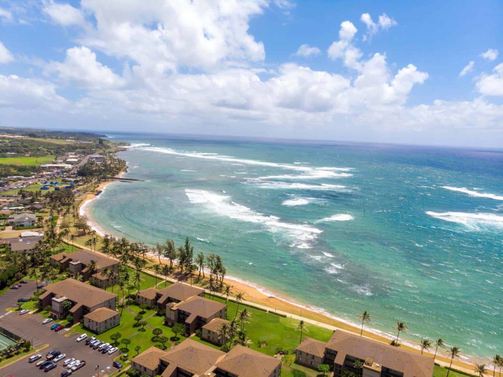 Pono Kai Resort en la costa del Océano Pacífico en Kapaʻa Kauai, Hawaii.