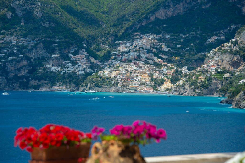 Terraza exterior de Villa Lilly con vistas a la costa de Amalfi.