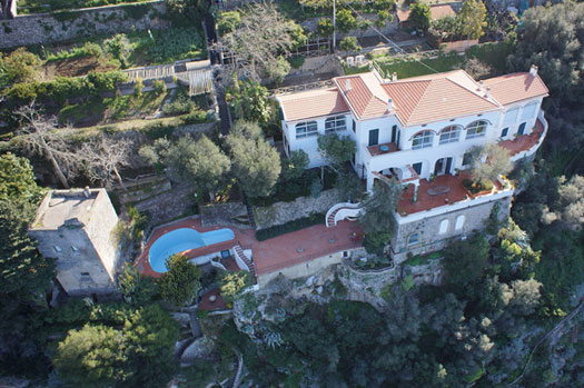 Vista aérea de Villa Lilly en la costa de Amalfi.